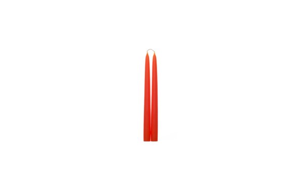 På billedet ser du Julelys og kertelys. Gennemfarvede fra brandet Ejstrup Lys i en størrelse D: 1,2 cm. H: 15 cm. i farven Rødorange